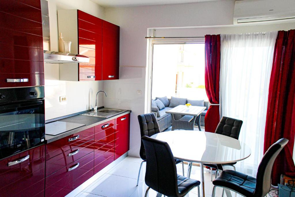 Kuchyňa alebo kuchynka v ubytovaní Luxury apartment Maestral - private pool