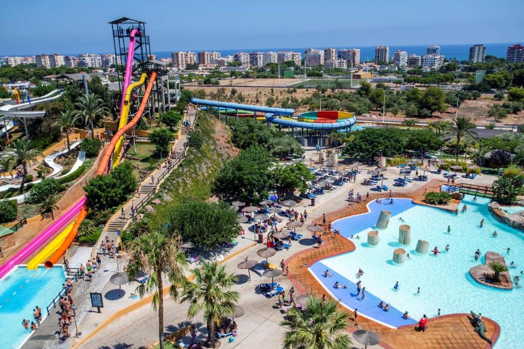 - une vue aérienne sur un parc aquatique avec des toboggans dans l'établissement Apartamentos Centro Benicasim, à Benicàssim