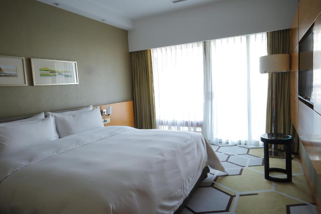 Postel nebo postele na pokoji v ubytování Hampton by Hilton Zhuhai Gongbei Port