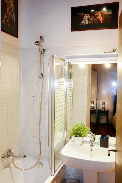 A bathroom at Decor Inspiration Apartment - TopCollection
