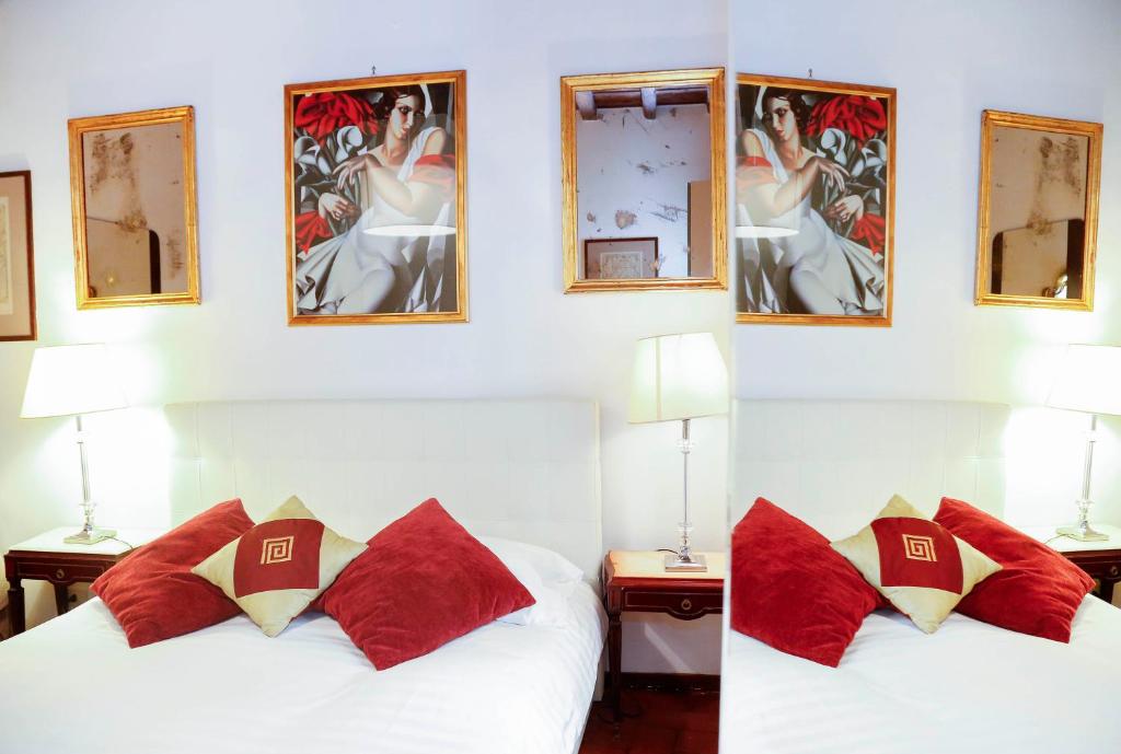 A bed or beds in a room at Decor Inspiration Apartment - TopCollection