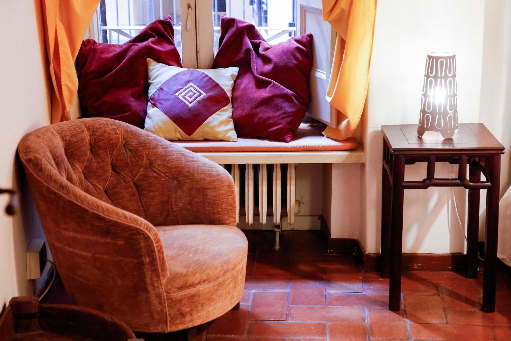 A seating area at Decor Inspiration Apartment - TopCollection