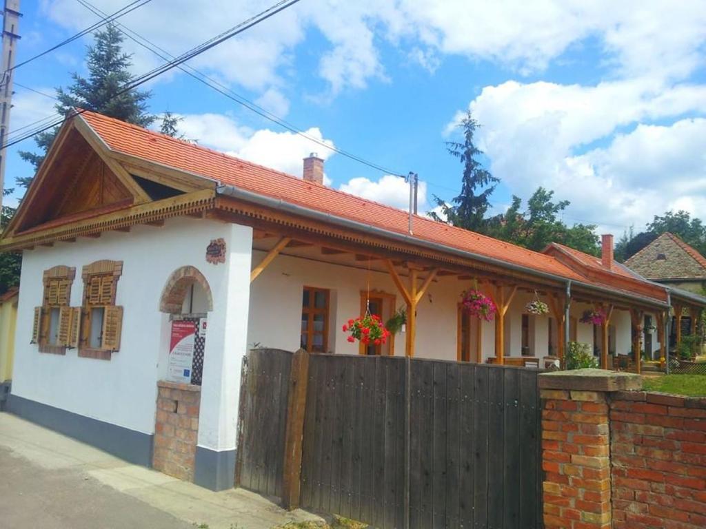 a house with a fence in front of it at Nandi Vendégház, Nandi Magdi Vendégház in Gyöngyöspata
