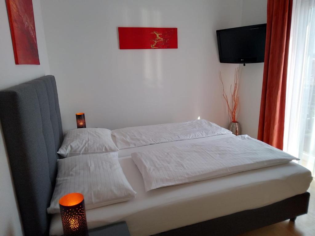Postel nebo postele na pokoji v ubytování Pension Steinbichler - Apartments und Zimmer Check in 24-7