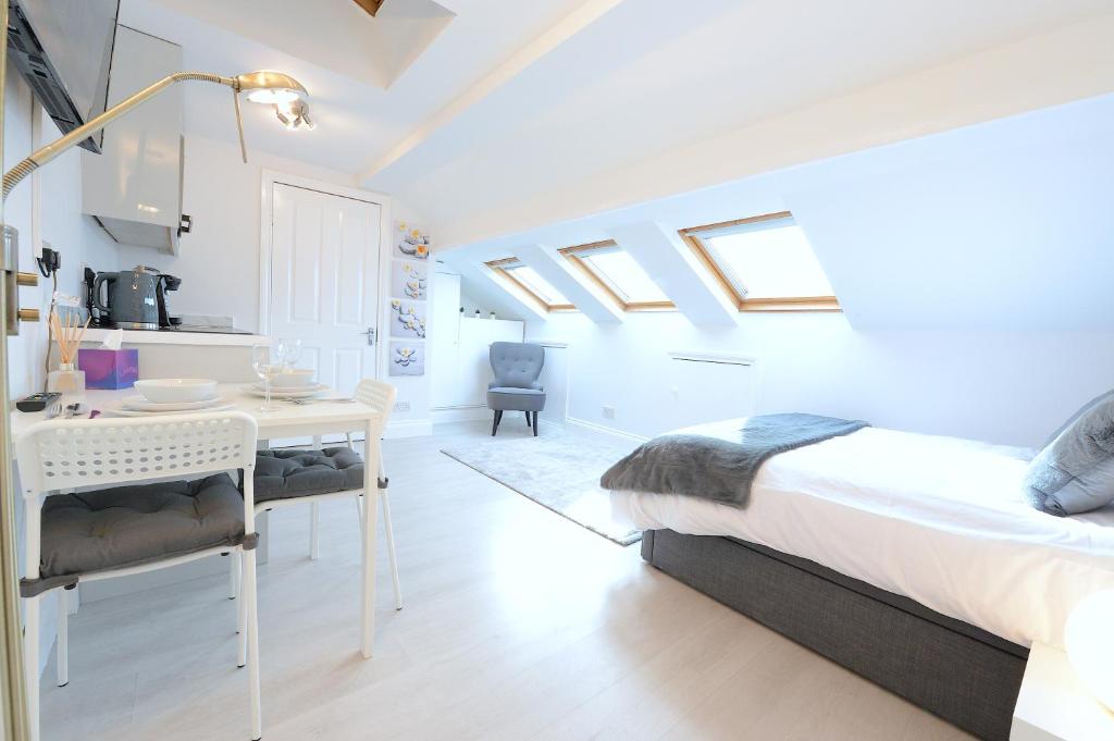 London Studios Very Close to Central Line Underground Shepherds Bush and Westfield Newly Refurbished - Deluxe Studio