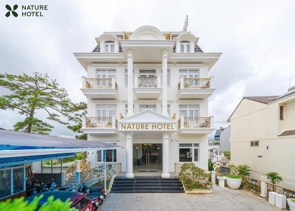 un hotel con un cartel que dice hotel marino en Nature Hotel en Dalat