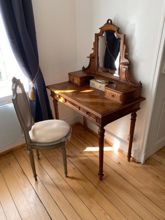 LE CHATEAU DE MONTHUREUX LE SEC - Grande Chambre Double