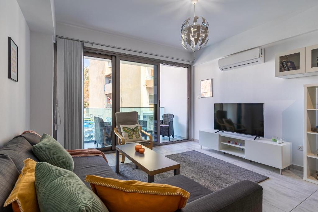 TV a/nebo společenská místnost v ubytování Crystal 2-Bedroom Apartment in Larnaca