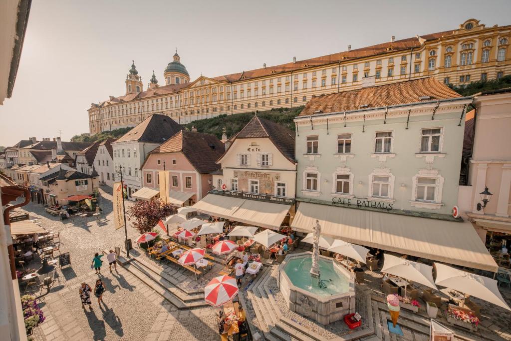 einen Blick über eine Stadt mit Gebäuden und einer Straße in der Unterkunft Madar Café Restaurant zum Fürsten in Melk