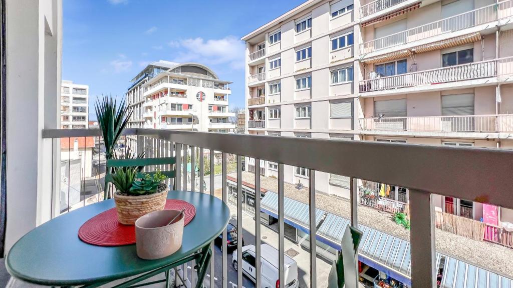 Fotografia z galérie ubytovania HOMEY MANGO - Proche centre/Parking Gratuit/Proche Gare/Balcon v destinácii Annemasse