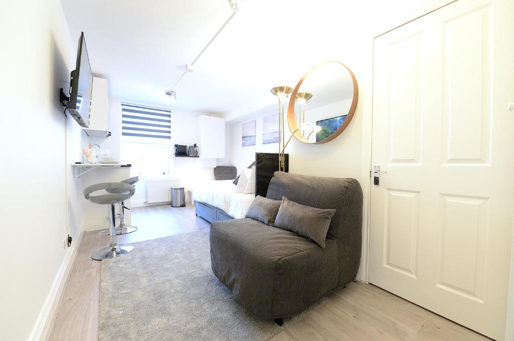 London Studios Very Close to Central Line Underground Shepherds Bush and Westfield Newly Refurbished - Deluxe King Studio