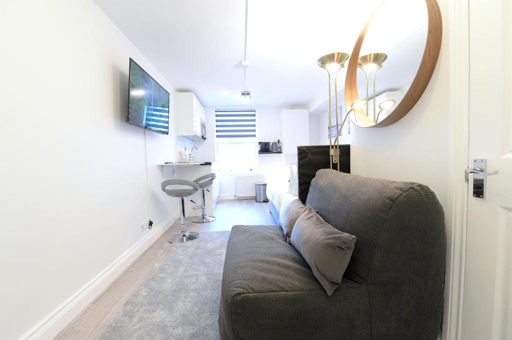 London Studios Very Close to Central Line Underground Shepherds Bush and Westfield Newly Refurbished - Deluxe King Studio