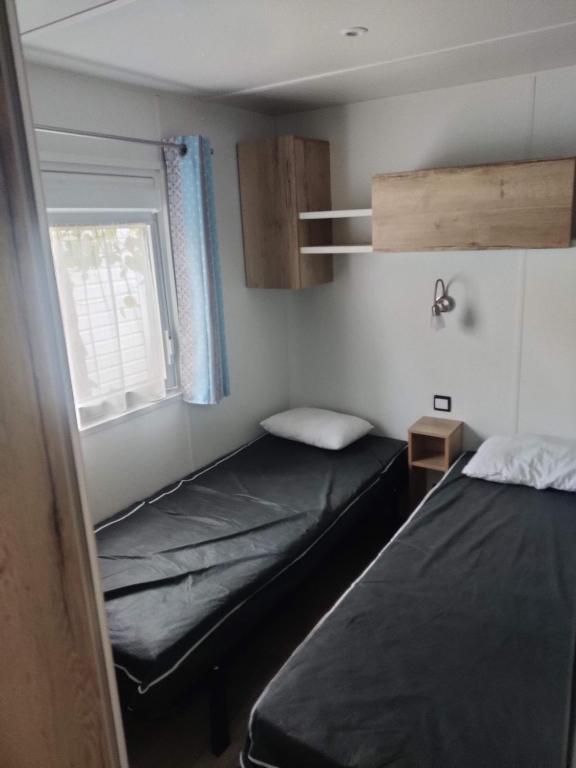 Posteľ alebo postele v izbe v ubytovaní Mobil home 40 m2 camping 4*