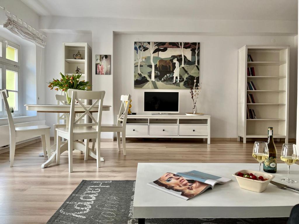 a living room with a television and a table at Apartamenty Kapuścińskiego in Jelenia Góra
