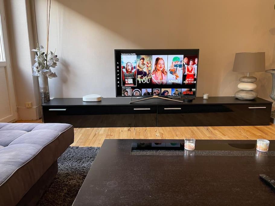 Televízia a/alebo spoločenská miestnosť v ubytovaní Le Fauriel - Fibre - Netflix/Disney+/Prime
