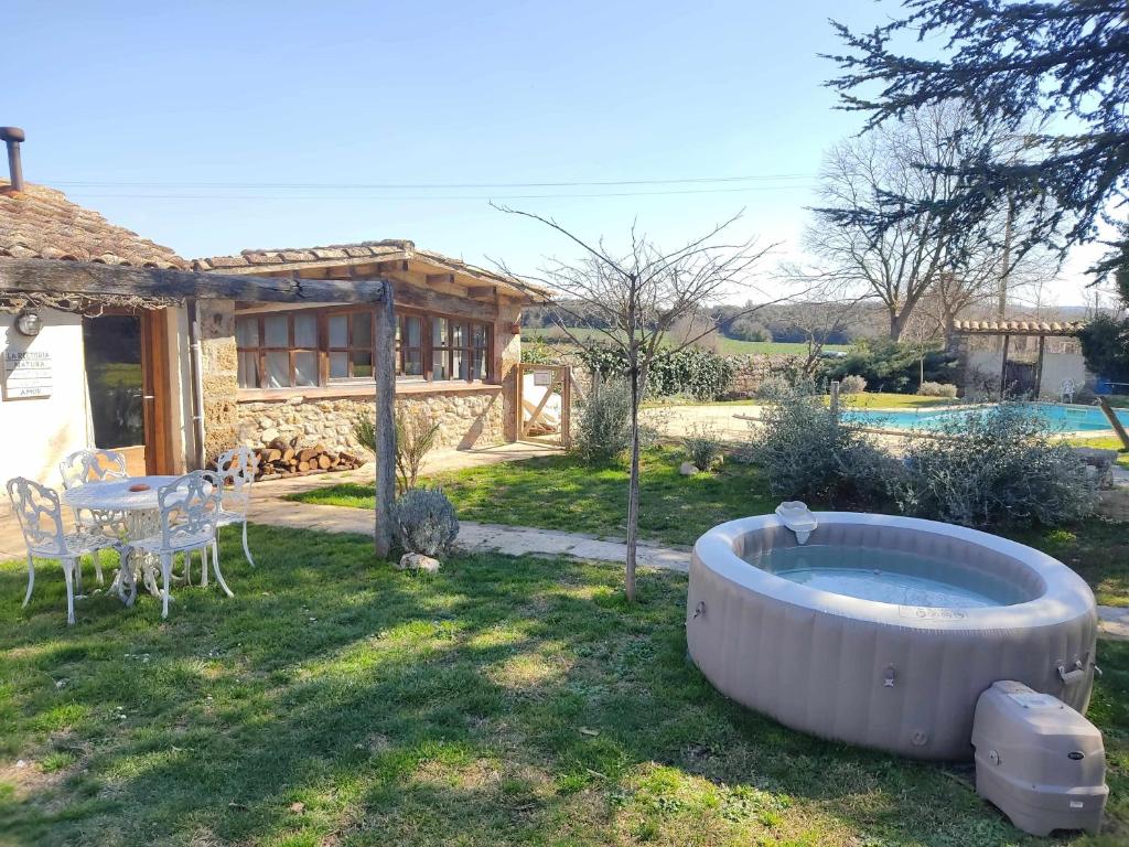 una bañera de hidromasaje en el patio de una casa en Casita con jacuzzi Rectoria de Dosquers, en Maià de Montcal