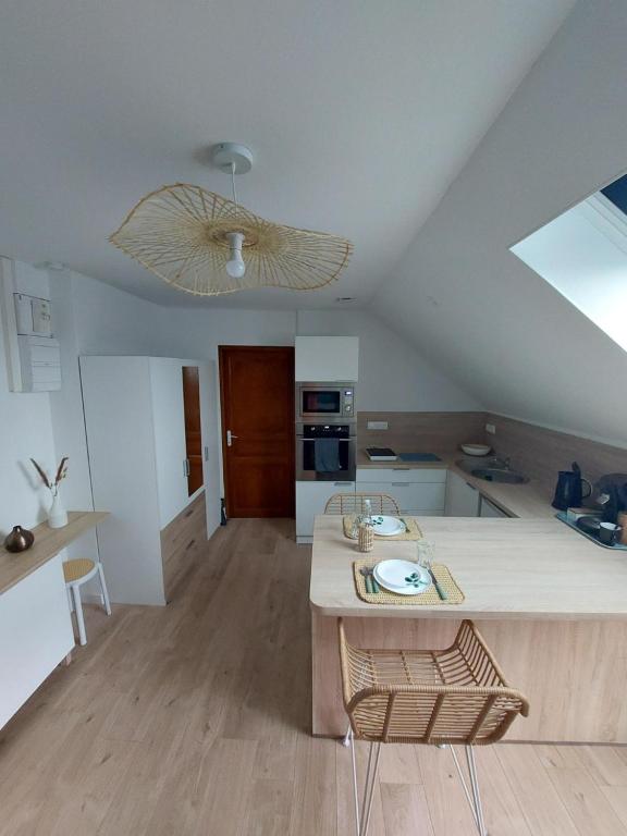 - une cuisine avec une grande île dans une chambre dans l'établissement Escale à Épernay: Studio proche du centre ville, à Épernay