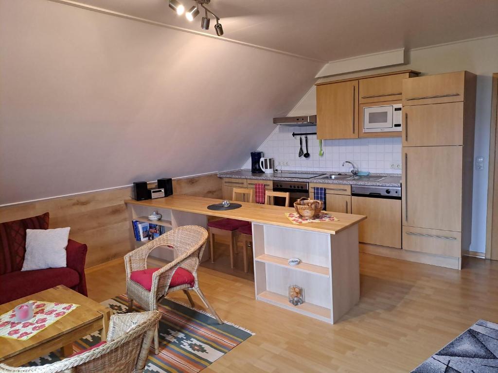 Kuchyň nebo kuchyňský kout v ubytování Ferienwohnung-Pruemtalblick