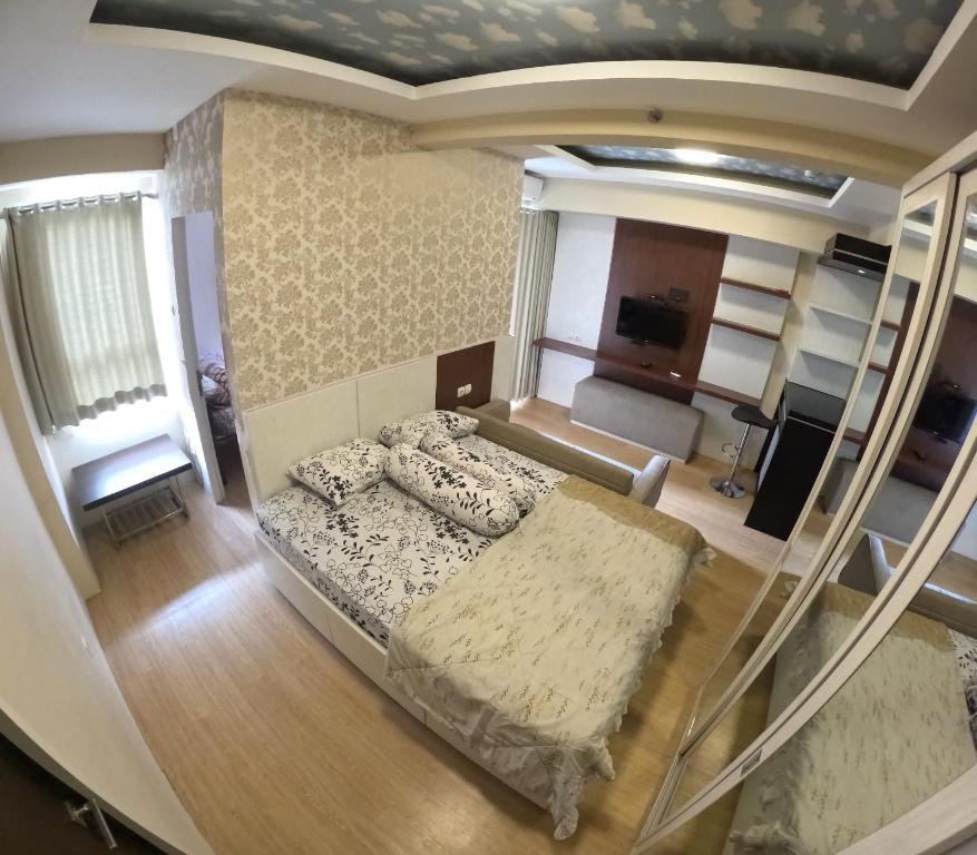 een kleine slaapkamer met een bed en een trap bij We Stay Apartemen at Babarsari A3-18 in Seturan