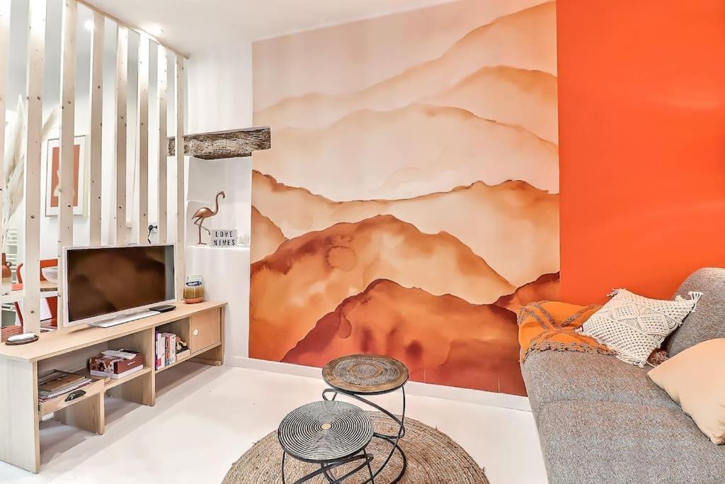 Televízia a/alebo spoločenská miestnosť v ubytovaní Studio Orange - Plein Centre