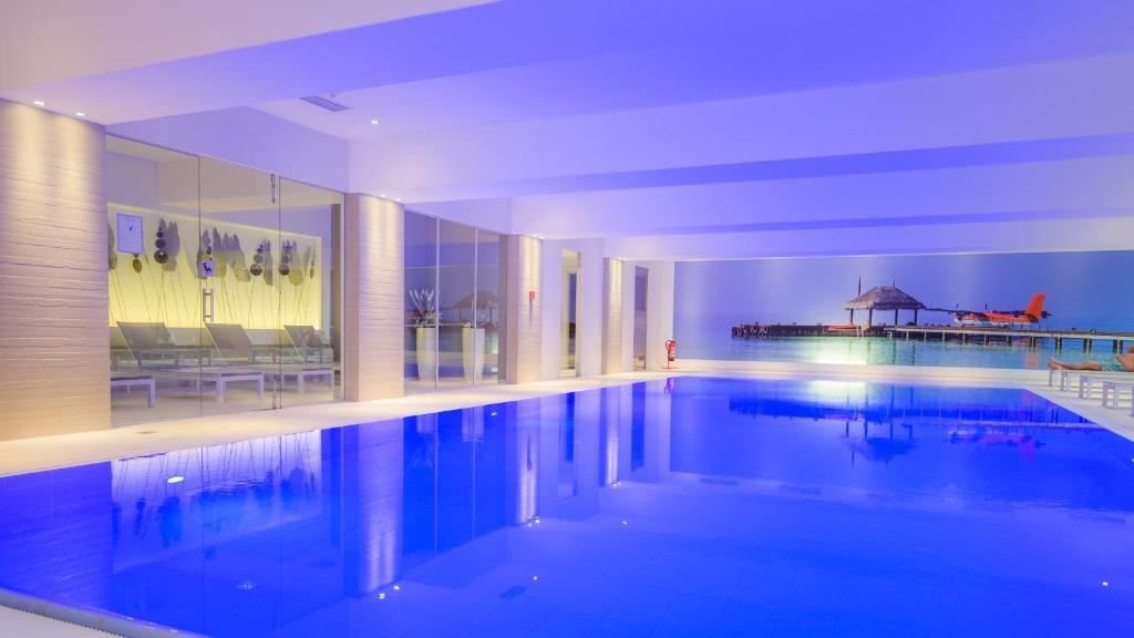 una gran piscina en un edificio con un edificio en Parc Hotel Alvisse, en Luxemburgo