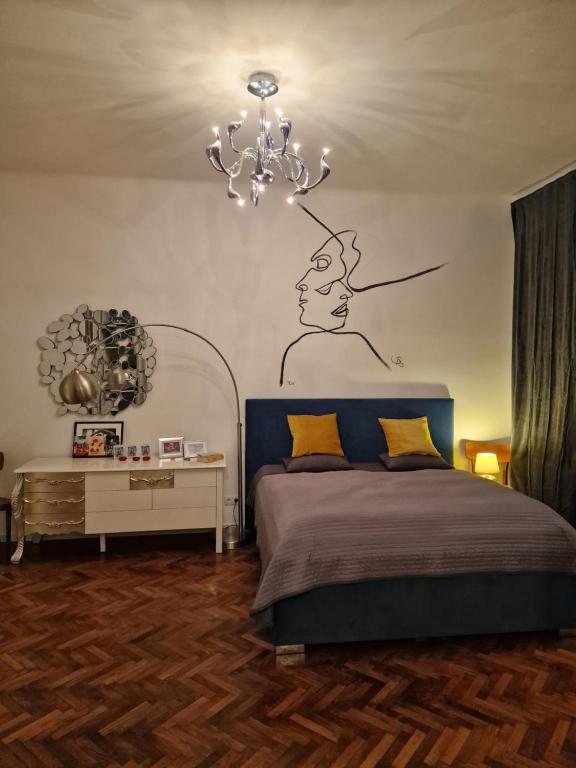 een slaapkamer met een bed met een tekening op de muur bij 4 seasons apartment in Wenen