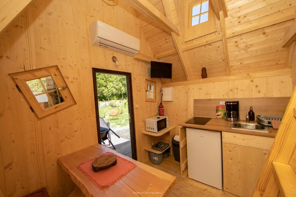 Kuchyň nebo kuchyňský kout v ubytování Camping La Ferme de Castellane