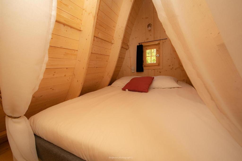 Postel nebo postele na pokoji v ubytování Camping La Ferme de Castellane