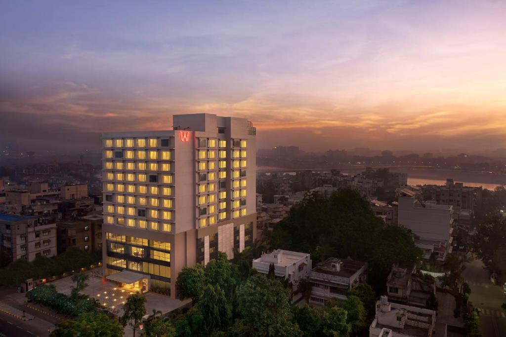 un edificio alto con luci accese in una città di Welcomhotel by ITC Hotels, Ashram Road, Ahmedabad a Ahmedabad