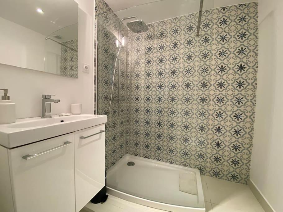 La salle de bains est pourvue de toilettes, d'un lavabo et d'une douche. dans l'établissement Le Yellow Korner - lit neuf, à Rouen