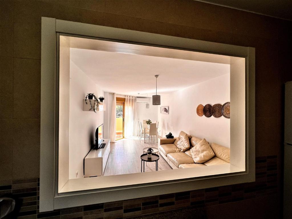 mit Blick auf ein Wohnzimmer mit einem Sofa in der Unterkunft Apartamento con encanto en playa in Fuengirola