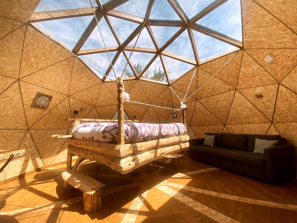 een kamer met een schommel in een yurt met een raam bij Xalet De Prades in Prades