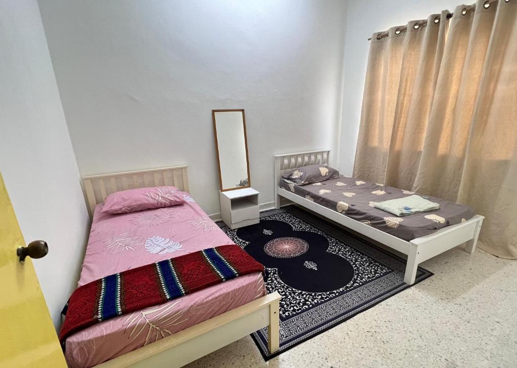 een kleine slaapkamer met een bed en een spiegel bij CikSiti homestay02 in Kajang