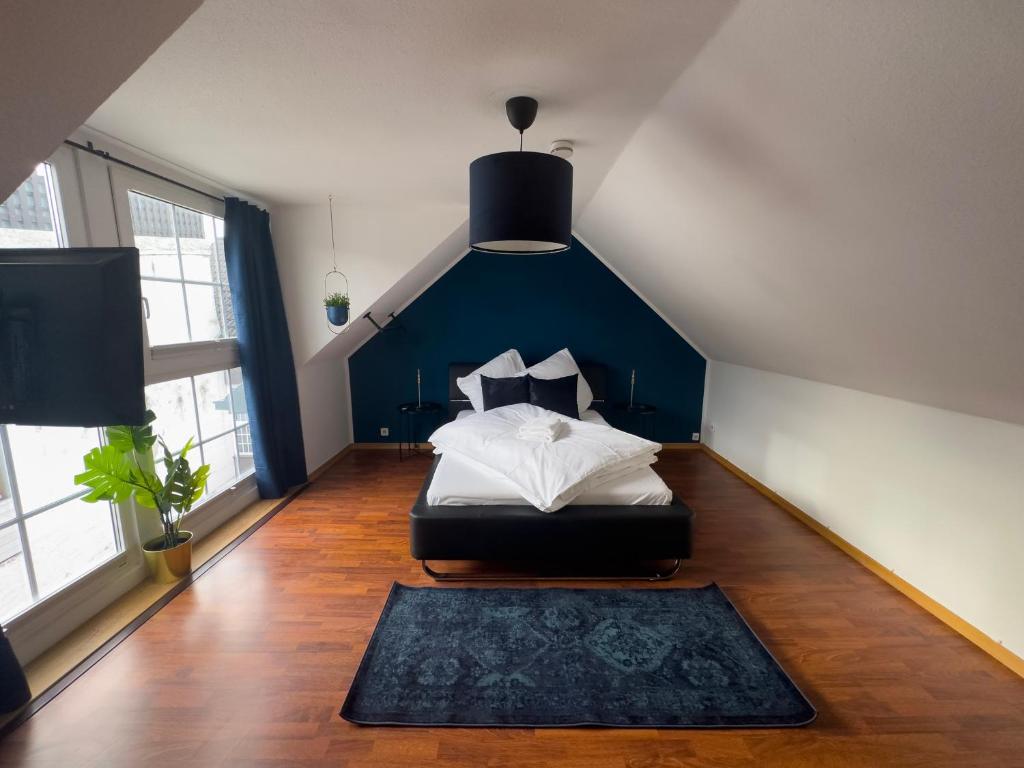 sypialnia z łóżkiem z niebieską ścianą w obiekcie Design Wohnung nähe Uni w Koblencji
