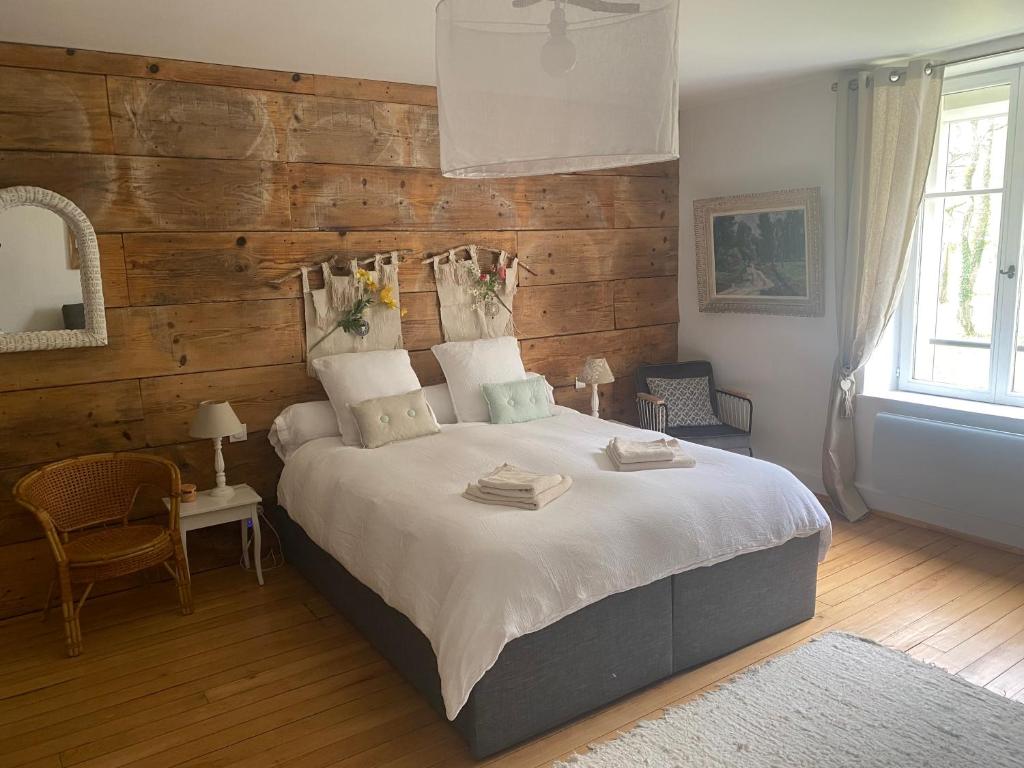 LE CHATEAU DE MONTHUREUX LE SEC - Chambre Supérieure Lit Queen-Size