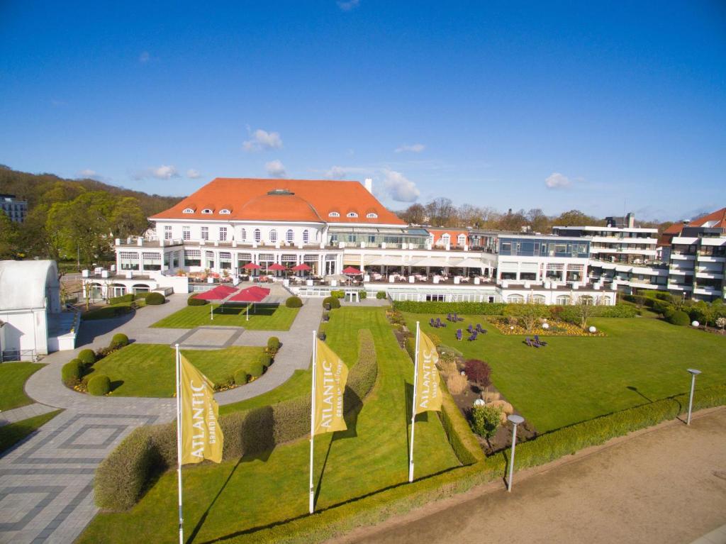 ein großes Gebäude mit Flaggen davor in der Unterkunft ATLANTIC Grand Hotel Travemünde in Travemünde