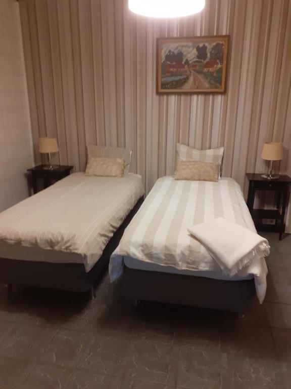 2 camas individuales en una habitación con 2 lámparas en Wenceslas cobergher appartement I, en Boutersem