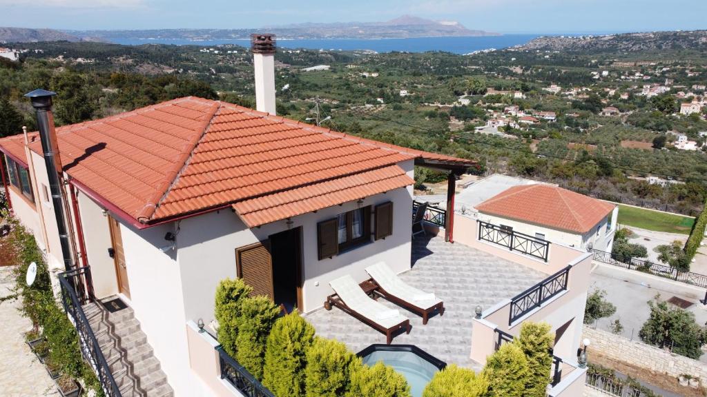 een luchtzicht op een huis met een oranje dak bij Zafeiria's Suite in Vamos