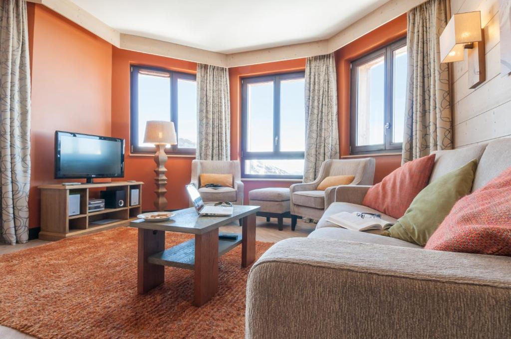 TV a/nebo společenská místnost v ubytování Résidence Pierre & Vacances Premium L'Amara