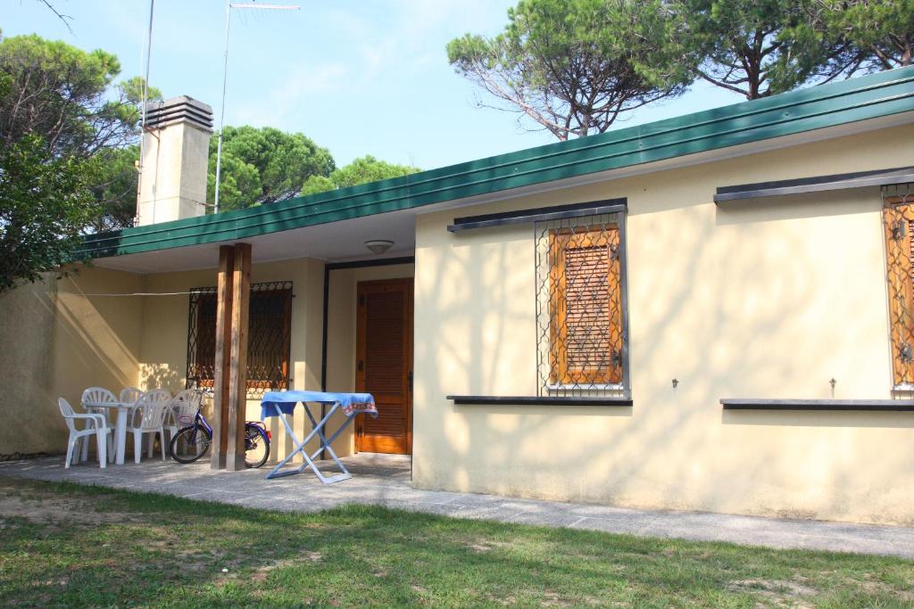uma casa com uma mesa e cadeiras em frente em Villa Katiò em Bibione