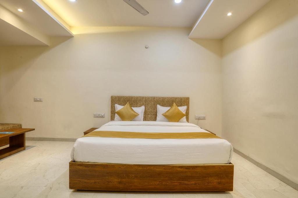 ein Schlafzimmer mit einem großen Bett in einem Zimmer in der Unterkunft SoonStay Konark in Indore