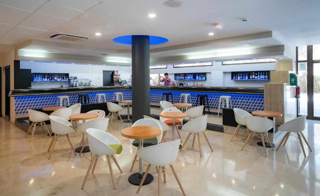 Restaurace v ubytování Medplaya Hotel Monterrey