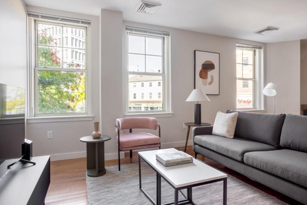 Posezení v ubytování Somerville 2br w wd in building nr Harvard MIT BOS-761