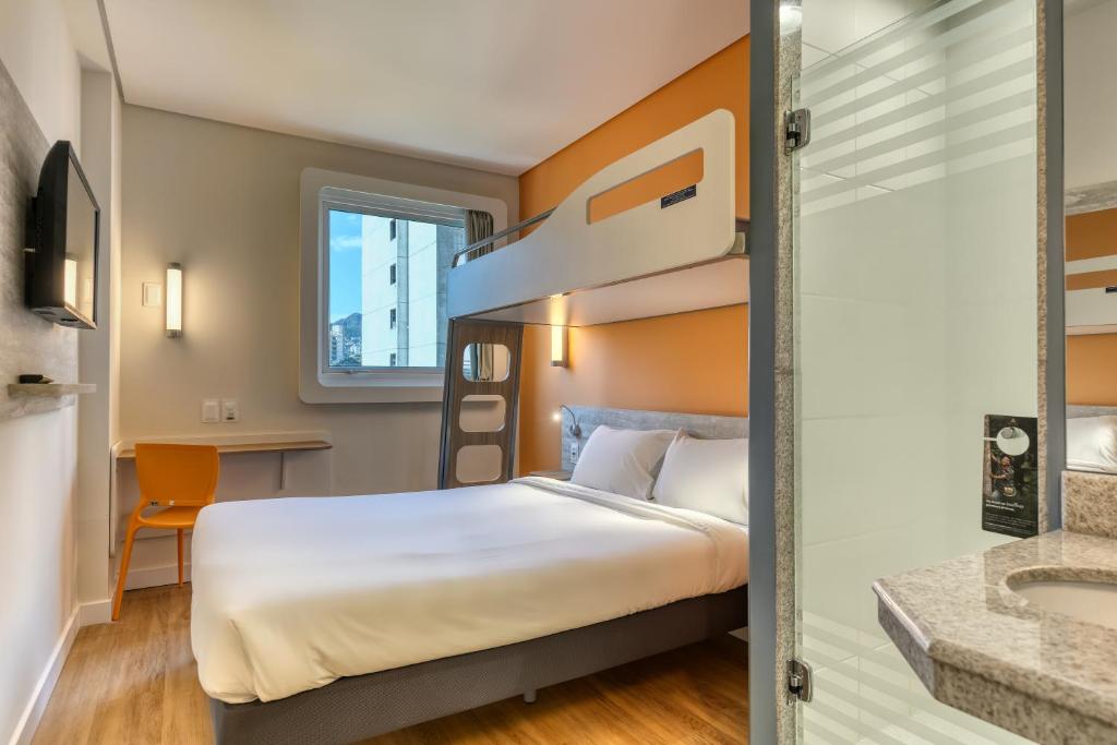 Postel nebo postele na pokoji v ubytování ibis budget BH Savassi