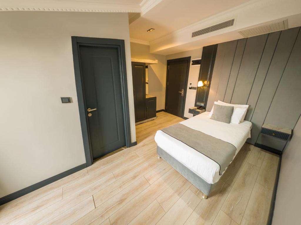 A bed or beds in a room at Express Plus Hotel