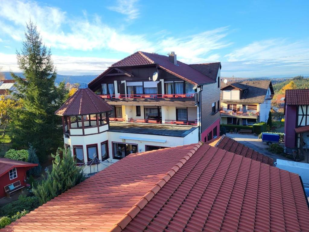 une grande maison avec un toit en tuiles rouges dans l'établissement Zi01 Appartment Schönblick mit zwei Balkonen, à Bad Herrenalb