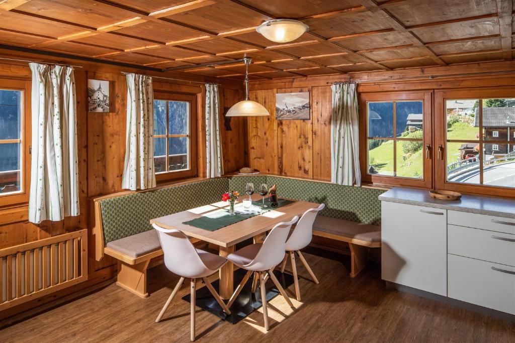 een eetkamer met een tafel en stoelen bij Haus Oschtna in Sankt Veit in Defereggen