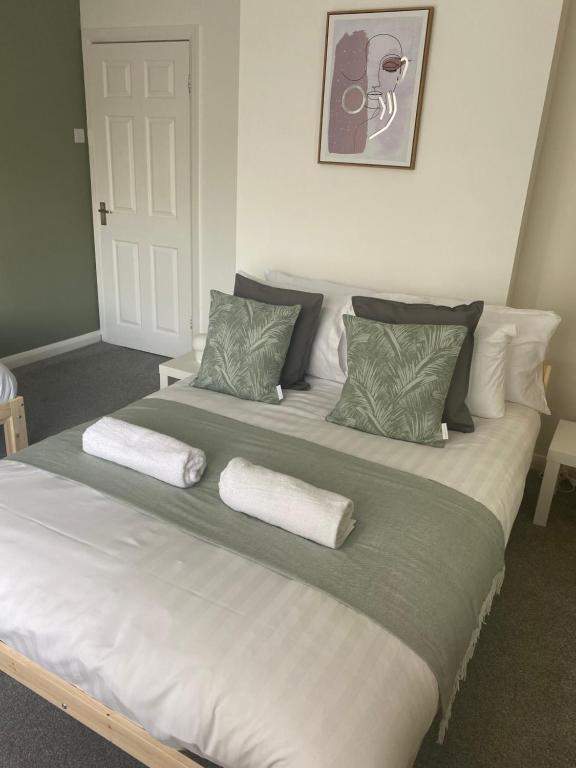 1 cama grande con 2 almohadas encima en Wilton - Perfect Home for Contractors Private Large Drive en Newcastle