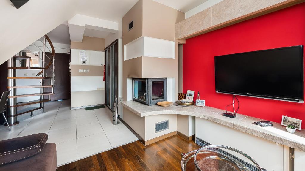 Televízia a/alebo spoločenská miestnosť v ubytovaní Apartamenty Sun & Snow Kościelisko Chotarz z basenem