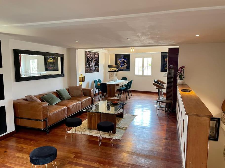 salon z kanapą i stołem w obiekcie Ravissant loft dans le centre de Saint-Tropez w Saint-Tropez